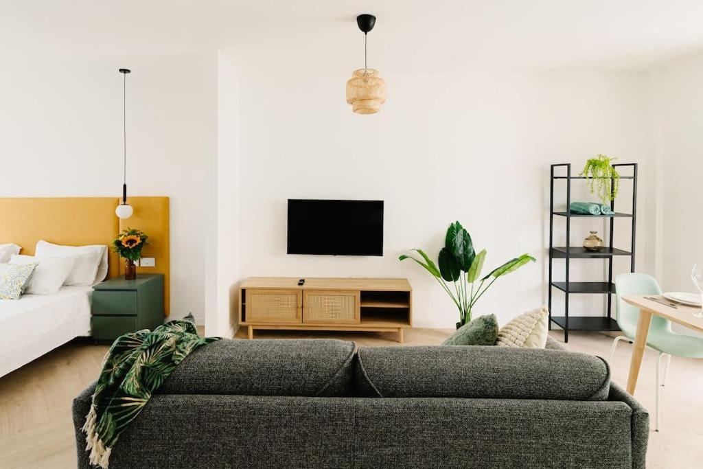 Mainstreet Designer 11 Apartment